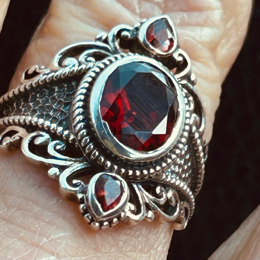 Beautiful Garnet set in sterling silver ring size 9 - Picture 2 of 8
